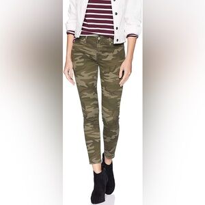 Levi’s 711 Skinny size 25 Green Camo Jeans